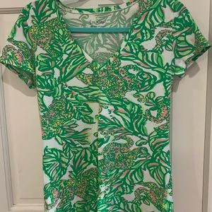 Lilly Pulitzer V-Neck Shirt. Medium. EUC.